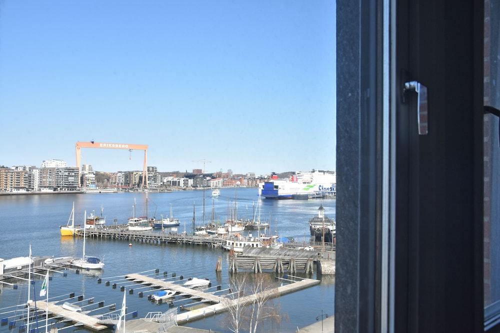 Quality Waterfront Hotell 4*